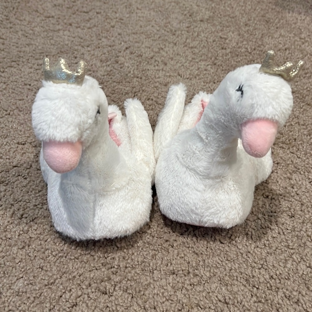 4/$20 Carters Swan Slippers Sz 5/6 small